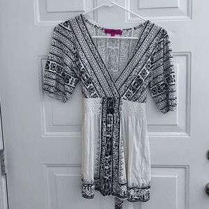 Almost Famous White and Black Printed V-Neck Tunic
